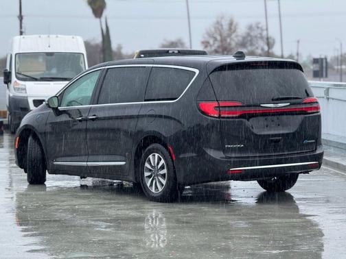 2023 Chrysler Pacifica Hybrid Limited