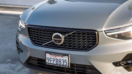 2023 Volvo XC40 B5 Ultimate Dark Theme