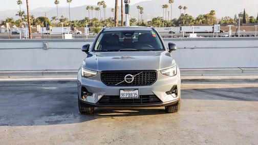 2023 Volvo XC40 B5 Ultimate Dark Theme