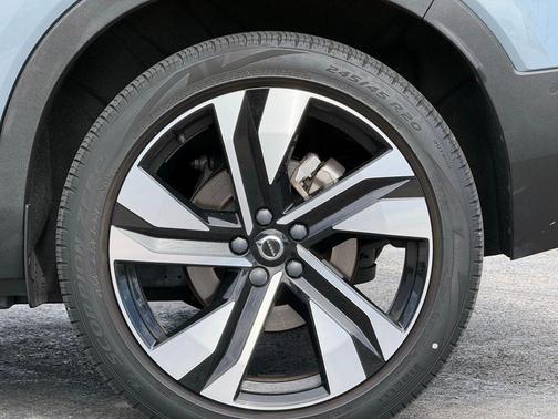 2023 Volvo XC40 B5 Ultimate Dark Theme