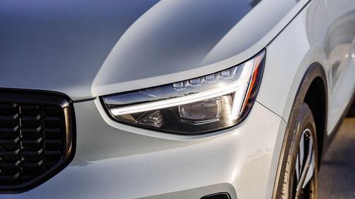 2023 Volvo XC40 B5 Ultimate Dark Theme