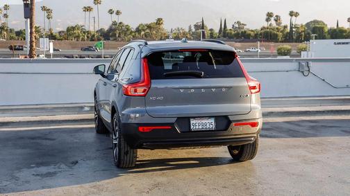 2023 Volvo XC40 B5 Ultimate Dark Theme