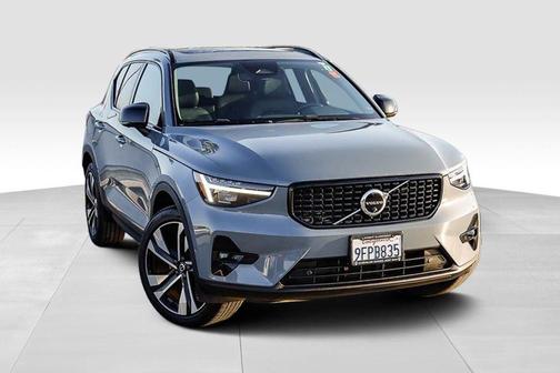 2023 Volvo XC40 B5 Ultimate Dark Theme