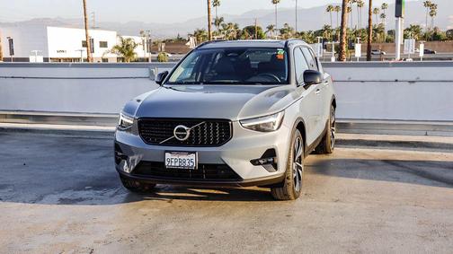 2023 Volvo XC40 B5 Ultimate Dark Theme