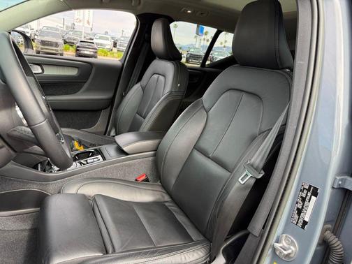 2023 Volvo XC40 B5 Ultimate Dark Theme