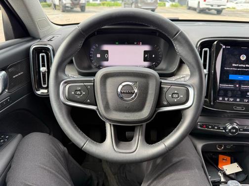 2023 Volvo XC40 B5 Ultimate Dark Theme