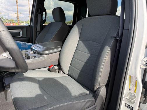 2024 RAM 1500 Classic Warlock Crew Cab 4x4 5'7' Box