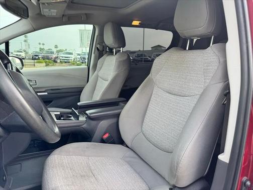 2022 Toyota Sienna LE