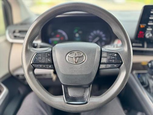 2022 Toyota Sienna LE