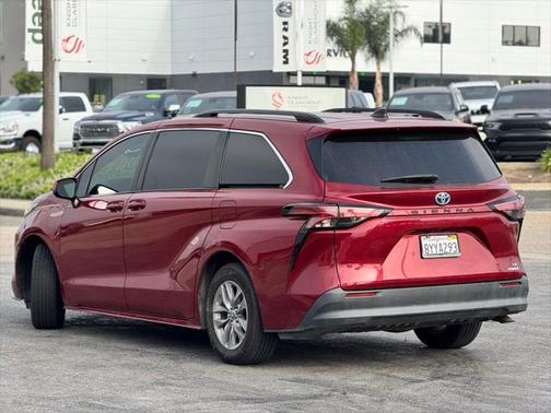 2022 Toyota Sienna LE