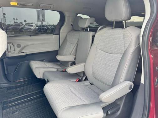 2022 Toyota Sienna LE