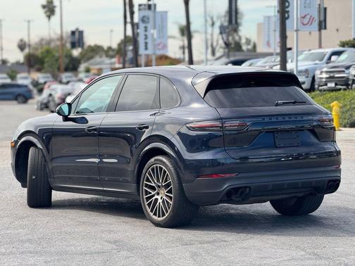 2023 Porsche Cayenne Platinum Edition