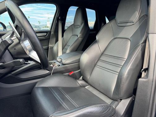 2023 Porsche Cayenne Platinum Edition