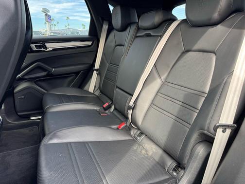 2023 Porsche Cayenne Platinum Edition