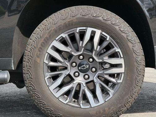 Black 2025 Chevrolet Suburban 4WD Z71