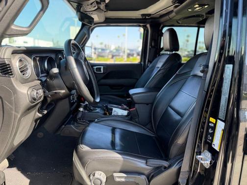 Black Clearcoat 2022 Jeep Wrangler Unlimited Sahara