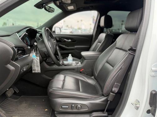Summit White 2023 Chevrolet Traverse RS
