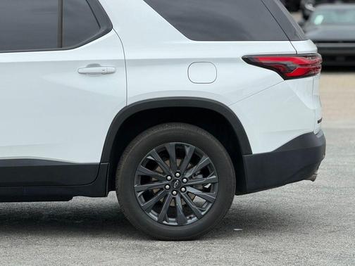 Summit White 2023 Chevrolet Traverse RS