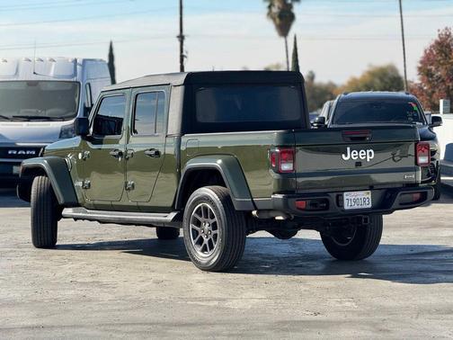 2022 Jeep Gladiator Overland