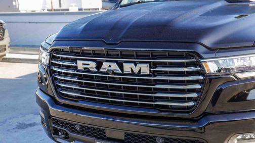 Diamond Black Crystal Pearlcoat 2026 RAM 1500 Laramie