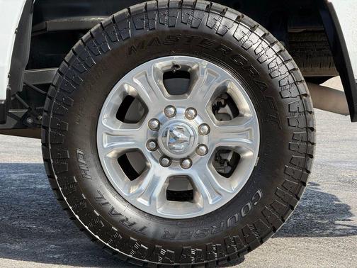 Bright White Clearcoat 2024 RAM 2500 Big Horn Crew Cab 4x4 6'4' Box