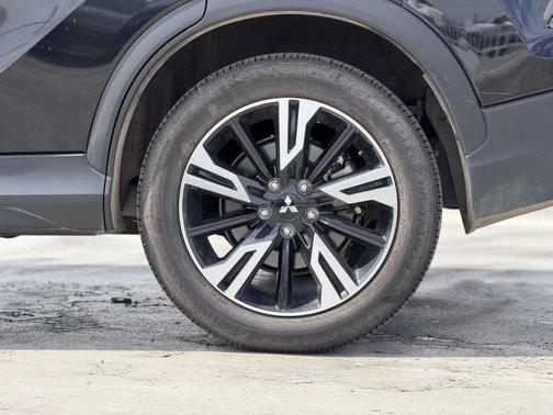 Labrador Black Pearl 2025 Mitsubishi Eclipse Cross SE