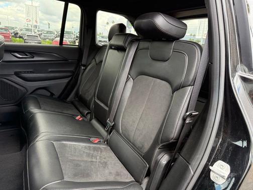 Diamond Black Crystal Pearlcoat 2025 Jeep Grand Cherokee Altitude