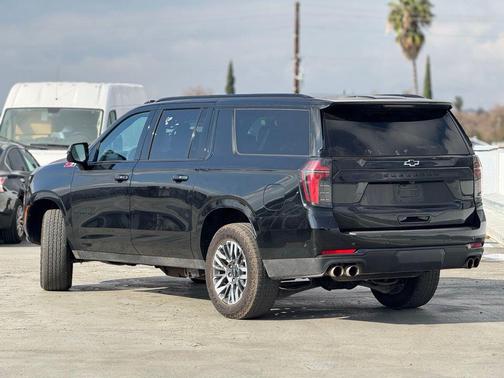 2025 Chevrolet Suburban 4WD Z71