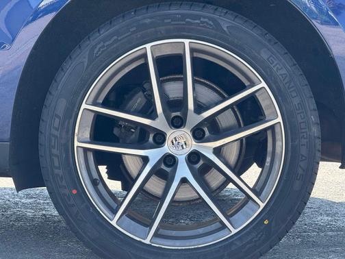 Night Blue Metallic 2022 Porsche Macan Macan