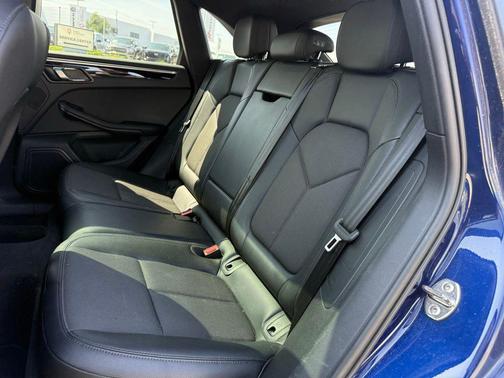 Night Blue Metallic 2022 Porsche Macan Macan