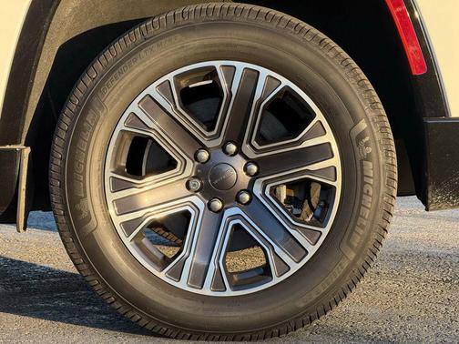 2024 Jeep Wagoneer L Series II 4x2