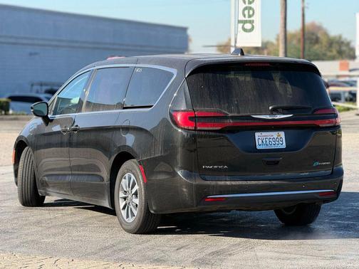 2024 Chrysler Pacifica Hybrid Select