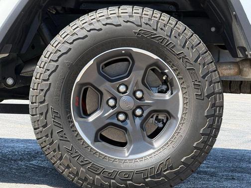 Bright White Clearcoat 2023 Jeep Gladiator Rubicon