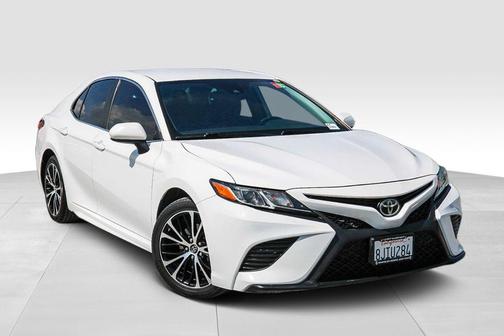 Super White 2019 Toyota Camry SE