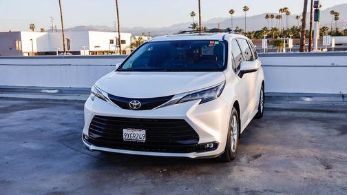 Wind Chill Pearl 2026 Toyota Sienna XLE