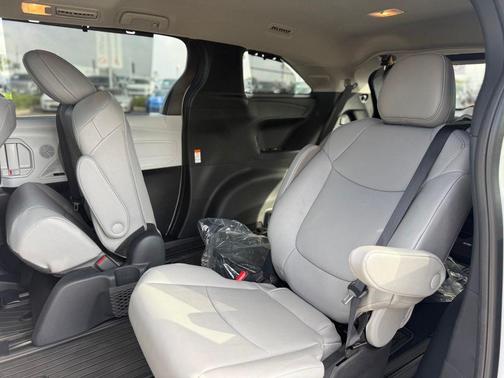 Wind Chill Pearl 2026 Toyota Sienna XLE