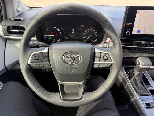 Wind Chill Pearl 2026 Toyota Sienna XLE