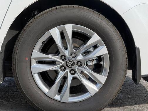 Wind Chill Pearl 2026 Toyota Sienna XLE