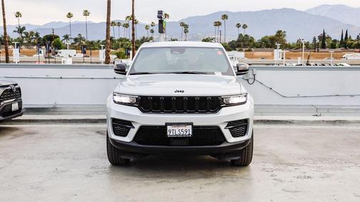 Silver Zynith 2025 Jeep Grand Cherokee Altitude