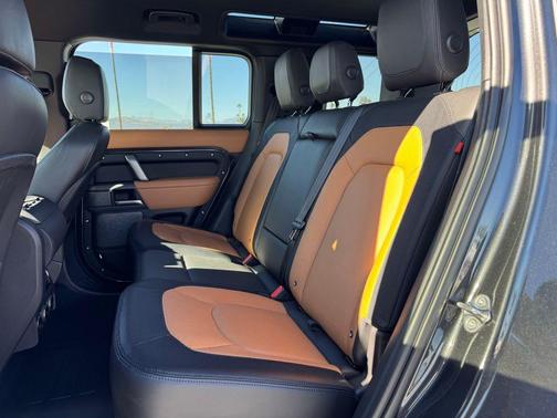 2024 Land Rover Defender 110 P400 X-Dynamic SE