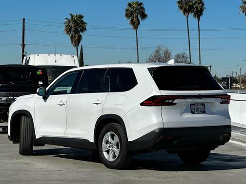 2025 Toyota Highlander LE