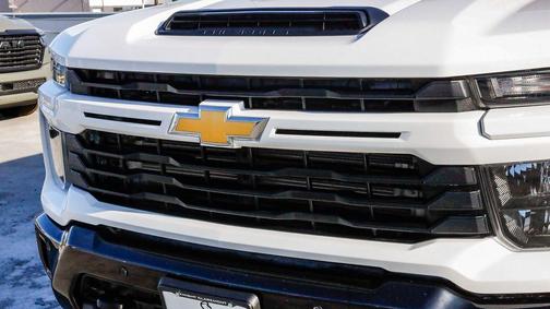 Summit White 2025 Chevrolet Silverado 2500 Custom