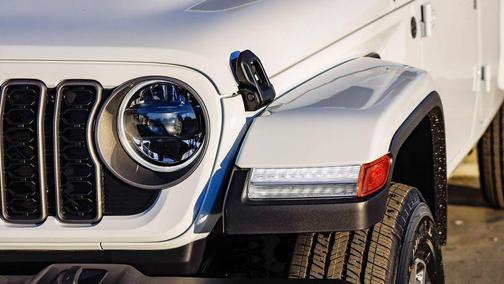 2026 Jeep Gladiator Sahara 4x4