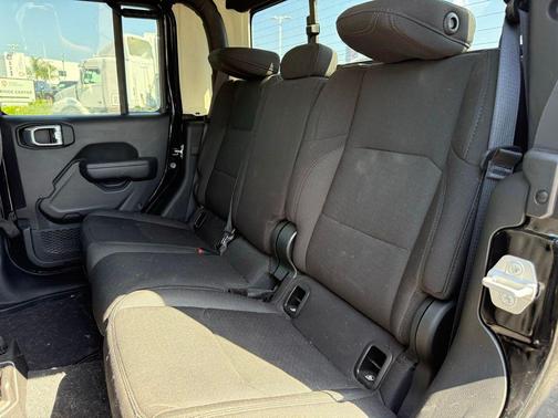 Black Clearcoat 2023 Jeep Gladiator Sport S