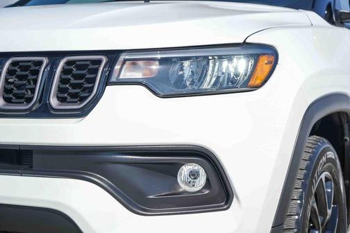 Bright White Clearcoat 2024 Jeep Compass Latitude