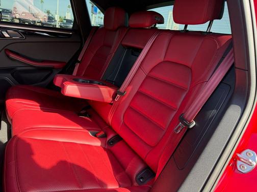 2025 Porsche Macan T