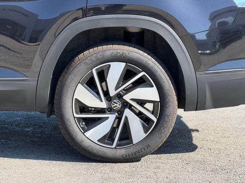 Deep Black Pearl 2024 Volkswagen Atlas 2.0T SE w/Technology 4MOTION