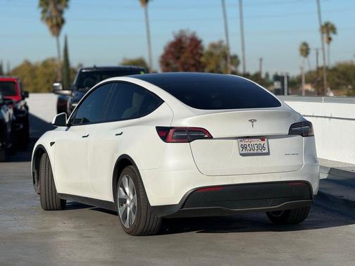 2022 Tesla Model Y Long Range Dual Motor All-Wheel Drive