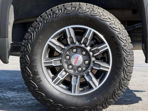 Summit White 2025 GMC Sierra 1500 AT4