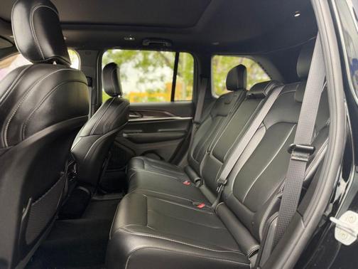 Diamond Black Crystal Pearlcoat 2025 Jeep Grand Cherokee Limited